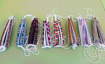 彩美工房の取扱商品：ホースへアの台や、印伝の鼻緒など