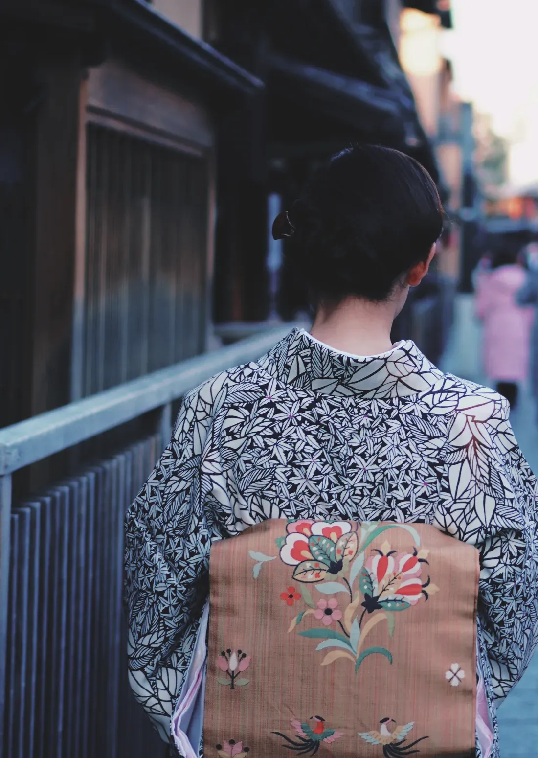 花柄の帯を合わせて着物を楽しむ後ろ姿