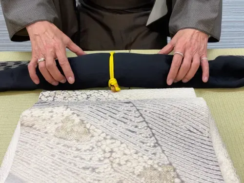 帯まくらに帯揚げを巻く